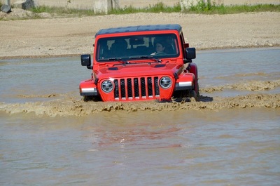 Jeep Wrangle Swimming (select to view enlarged photo)
